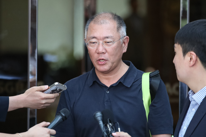 대한양궁협회장을 맡고 있는 정의선 현대차그룹 회장이 2024 파리올림픽 최대 성과에 대해 양궁이 잘돼서 좋다고 밝혔다. 사진은 정 회장이 7일 김포공항 비즈니스 항공센터를 통해 귀국하며 취재진의 질문에 답하는 모습. /사진=뉴스1