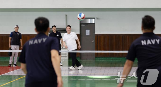 [사진] 휴가 중인 윤 대통령, 장병들과 족구 타임