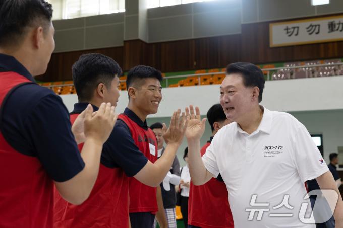 [사진] 진해기지사령부 체육관 찾은 윤석열 대통령