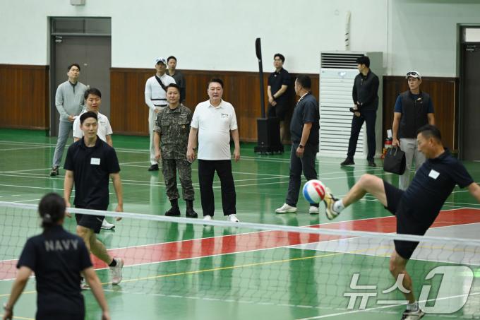 [사진] 족구하는 장병들 바라보는 윤석열 대통령