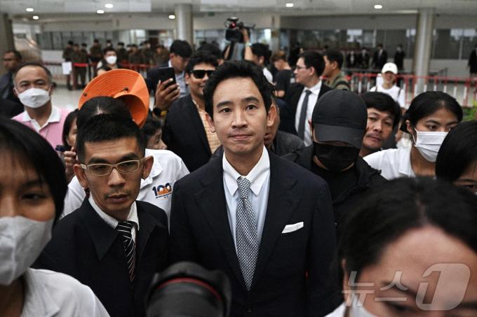[사진] [포토]당 해산 명령후 굳은 표정으로 헌재 나서는 泰야당 지도자