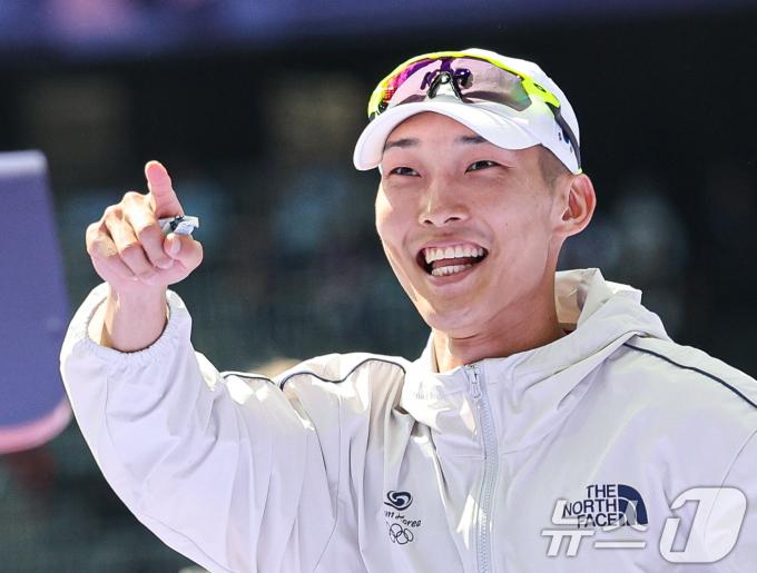 대한민국 대표팀 우상혁이 7일(한국시간) 프랑스 파리 스타드 드 프랑스에서 열린 2024 파리 올림픽 남자 육상 높이뛰기 예선에서 2.27m 2차 시기를 통과하며 결승 진출을 확정지은 후 경기장을 나서고 있다. 2024.8.7/뉴스1 ⓒ News1 이동해 기자