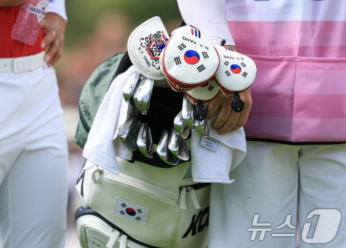 [사진] 태극기 커버 씌여진 골프채