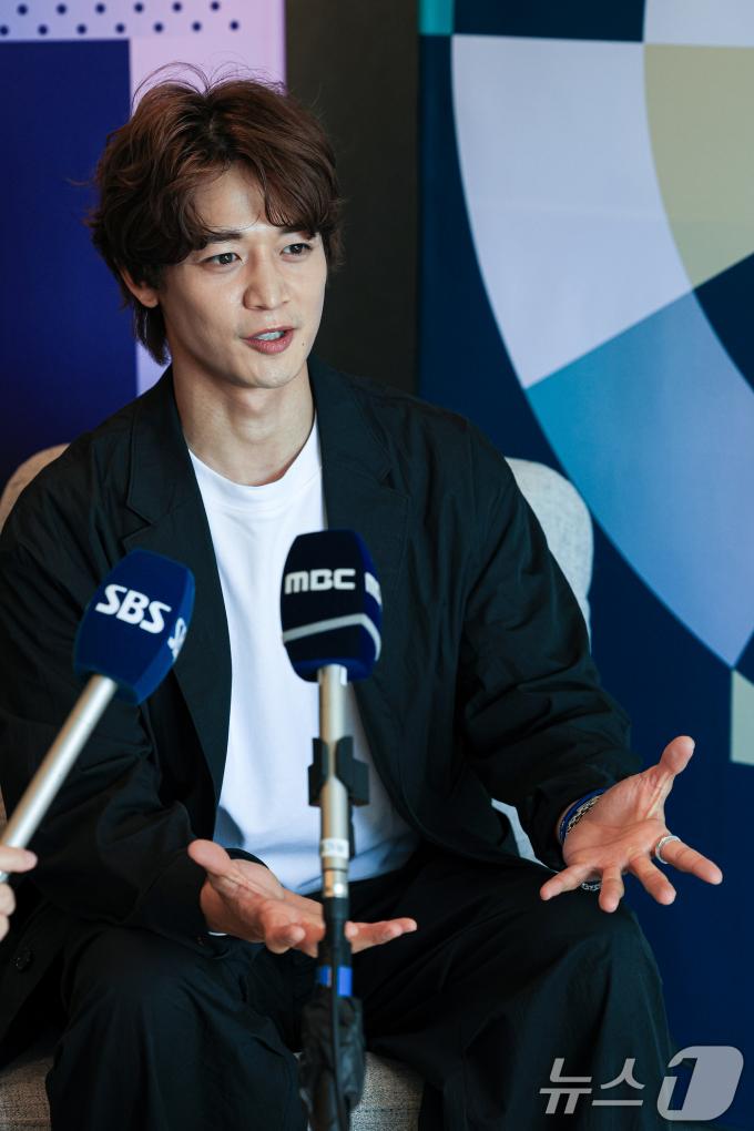 [사진] 인터뷰하는 샤이니 민호