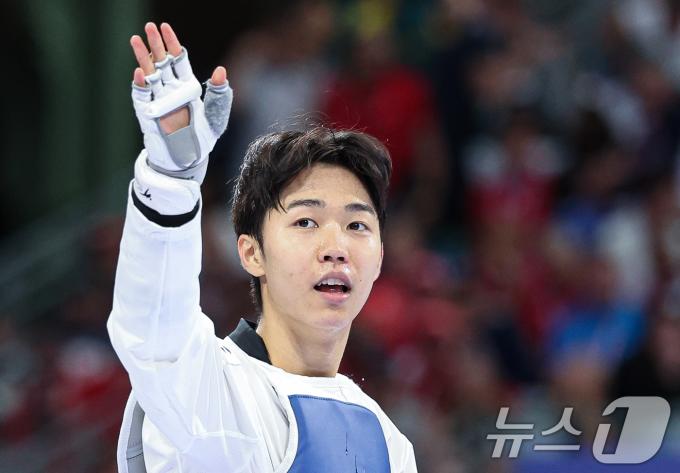 [사진] 손 흔들어 보이는 박태준
