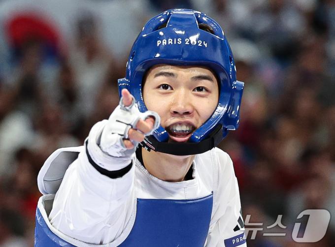 대한민국 태권도 대표팀 박태준이 7일(한국시간) 프랑스 파리 그랑 팔레에서 열린 2024 파리올림픽 남자 58kg급 준결승 튀니지 모하메드 칼릴 젠두비와의 경기에서 승리한 후 기뻐하고 있다. 2024.8.7/뉴스1 ⓒ News1 이동해 기자