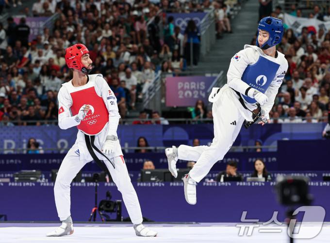 대한민국 태권도 대표팀 박태준이 7일(한국시간) 프랑스 파리 그랑 팔레에서 열린 2024 파리올림픽 남자 58kg급 준결승에서 튀니지 모하메드 칼릴 젠두비와 맞대결을 펼치고 있다. 2024.8.7/뉴스1 ⓒ News1 이동해 기자