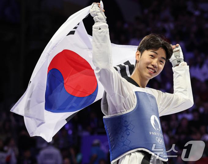 [사진] 태극기 들어보이는 박태준