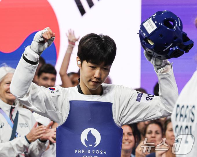 대한민국 태권도 대표팀 박태준이 8일(한국시간) 프랑스 파리 그랑 팔레에서 열린 2024 파리올림픽 남자 58kg급 결승 아제르바이잔의 가심 마고메도프와의 경기에 입장하고 있다. 2024.8.8/뉴스1 ⓒ News1 이동해 기자