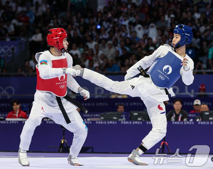 대한민국 태권도 대표팀 박태준이 8일(한국시간) 프랑스 파리 그랑 팔레에서 열린 2024 파리올림픽 남자 58kg급 결승에서 아제르바이잔의 가심 마고메도프와 맞대결을 펼치고 있다. 2024.8.8/뉴스1 ⓒ News1 이동해 기자