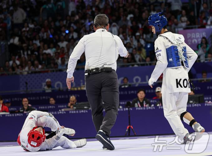아제르바이잔의 가심 마고메도프가 8일(한국시간) 프랑스 파리 그랑 팔레에서 열린 2024 파리올림픽 남자 58kg급 결승 대한민국 박태준과의 경기에서 충돌한 후 고통스러워 하고 있다. 2024.8.8/뉴스1 ⓒ News1 이동해 기자