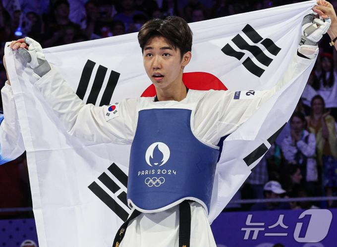 [사진] 태극기 손에 든 박태준