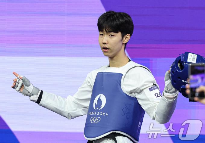 대한민국 태권도 대표팀 박태준이 8일(한국시간) 프랑스 파리 그랑 팔레에서 열린 2024 파리올림픽 남자 58kg급 결승 아제르바이잔의 가심 마고메도프와의 경기에 입장하고 있다. 2024.8.8/뉴스1 ⓒ News1 이동해 기자