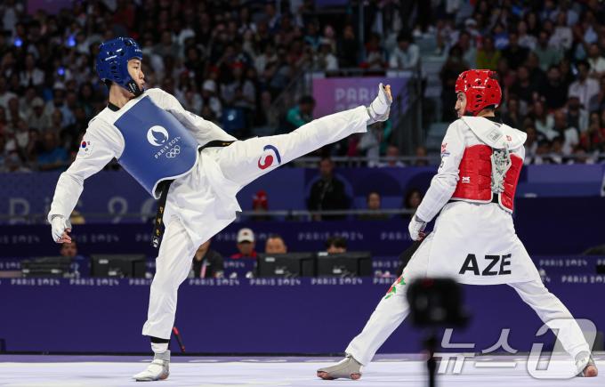 대한민국 태권도 대표팀 박태준이 8일(한국시간) 프랑스 파리 그랑 팔레에서 열린 2024 파리올림픽 남자 58kg급 결승에서 아제르바이잔의 가심 마고메도프와 맞대결을 펼치고 있다. 2024.8.8/뉴스1 ⓒ News1 이동해 기자