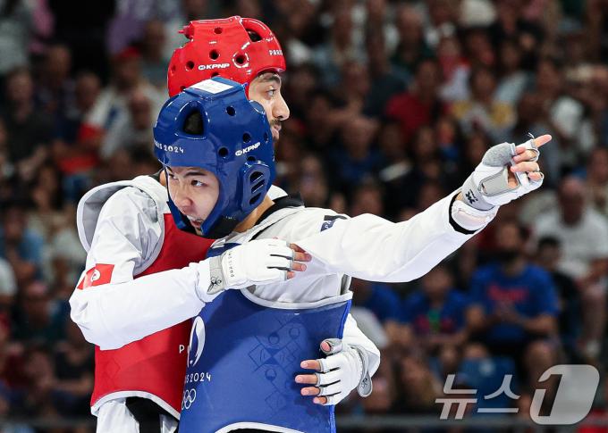 대한민국 태권도 대표팀 박태준이 7일(한국시간) 프랑스 파리 그랑 팔레에서 열린 2024 파리올림픽 남자 58kg급 준결승에서 튀니지 모하메드 칼릴 젠두비와 맞대결을 펼치고 있다. 2024.8.7/뉴스1 ⓒ News1 이동해 기자