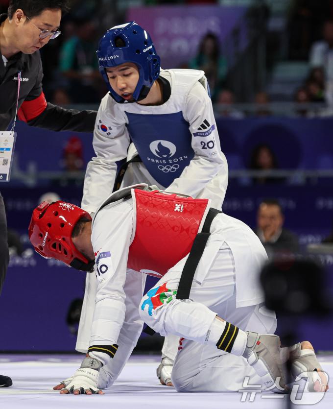 대한민국 태권도 대표팀 박태준이 8일(한국시간) 프랑스 파리 그랑 팔레에서 열린 2024 파리올림픽 남자 58kg급 결승 아제르바이잔의 가심 마고메도프와의 경기에서 충돌 후 고통스러워 하는 마고메도프를 살펴보고 있다. 2024.8.8/뉴스1 ⓒ News1 이동해 기자