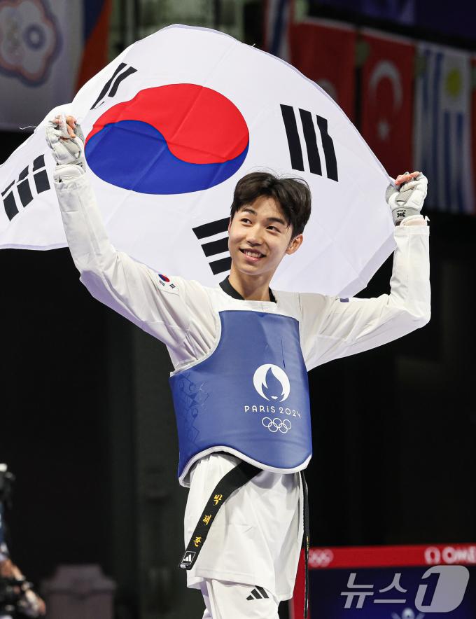 [사진] 박태준 '태극기 손에 들고'