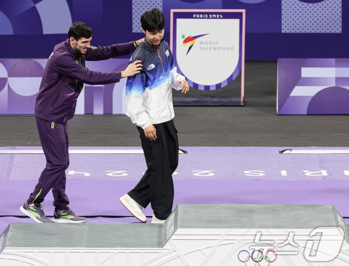 [사진] 마고메도프 '박태준 어께 잡고'