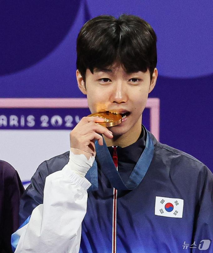 [사진] 박태준 '금메달 깨물며 포즈'