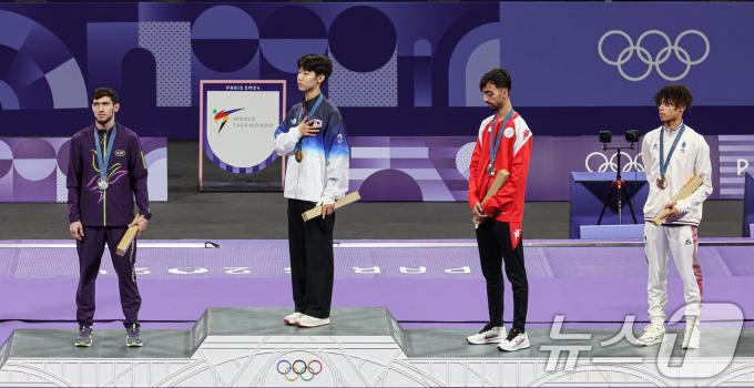 [사진] 파리에 울려퍼지는 애국가