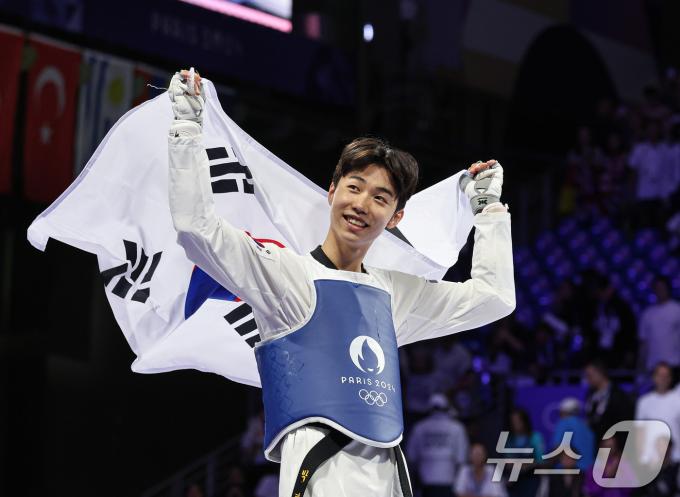 대한민국 태권도 대표팀 박태준이 8일(한국시간) 프랑스 파리 그랑 팔레에서 열린 2024 파리올림픽 남자 58kg급 결승 아제르바이잔의 가심 마고메도프와의 경기에서 승리한 후 기뻐하고 있다. 2024.8.8/뉴스1 ⓒ News1 이동해 기자
