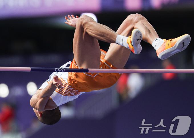 대한민국 대표팀 우상혁이 7일(한국시간) 프랑스 파리 스타드 드 프랑스에서 열린 2024 파리 올림픽 남자 육상 높이뛰기 예선에서 1차 시기를 도전하고 있다. 2024.8.7/뉴스1 ⓒ News1 이동해 기자