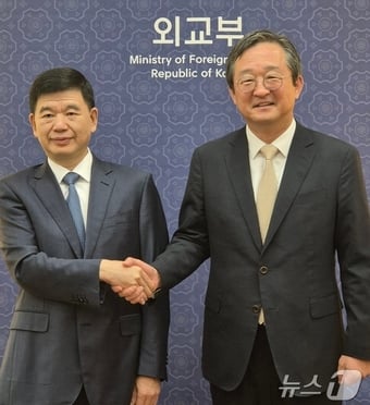 정병원(오른쪽) 외교부 차관보, 스모우쥔 중국 간쑤성 부서기.(외교부 제공)