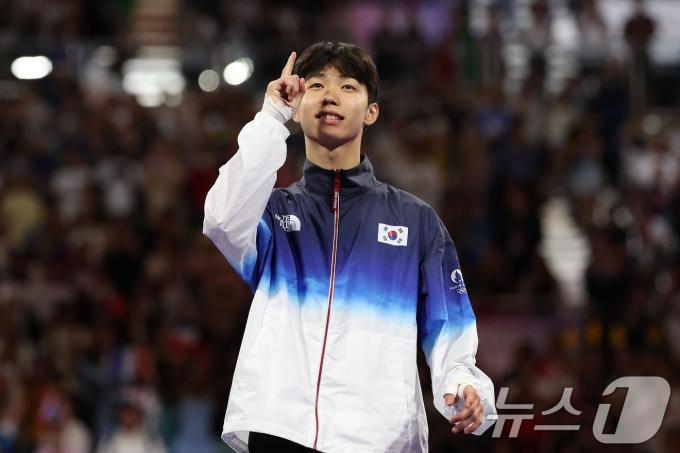 대한민국 태권도 대표팀 박태준이 8일(한국시간) 프랑스 파리 그랑 팔레에서 열린 2024 파리올림픽 남자 58kg급 시상식에서 시상대에 오르며 세리머니를 하고 있다. (공동취재) 2024.8.8/뉴스1 ⓒ News1 이동해 기자
