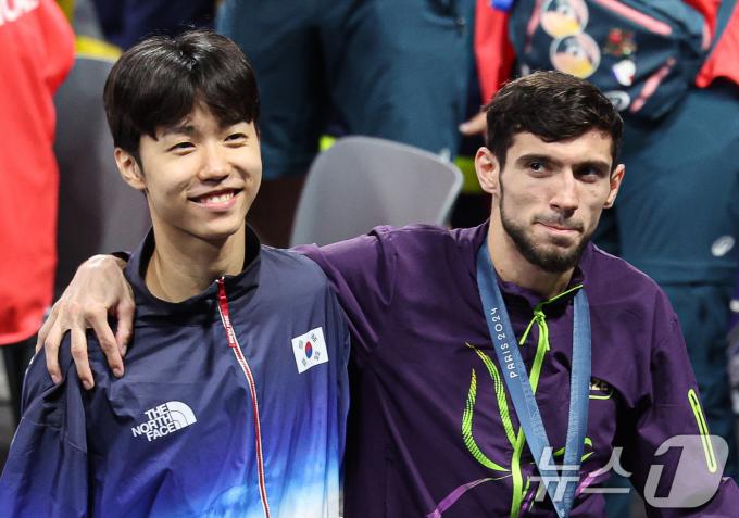 대한민국 태권도 대표팀 박태준이 8일(한국시간) 프랑스 파리 그랑 팔레에서 열린 2024 파리올림픽 남자 58kg급 시상식에서 시상식을 마친 후 부상일 입은 아제르바이잔의 가심 마고메도프를 부축하며 경기장을 나서고 있다. 2024.8.8/뉴스1 ⓒ News1 이동해 기자