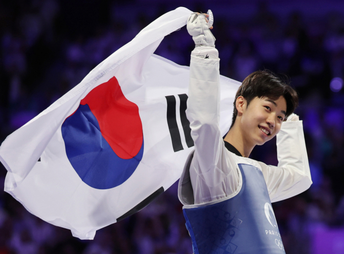 첫 출전한 올림픽에서 금메달을 따낸 박태준이 꿈을 이뤄 영광이라는 소감을 전했다. 사진은 금메달 확정 이후 태극기를 들고 관중의 환호에 화답하는 박태준. /사진=뉴시스  