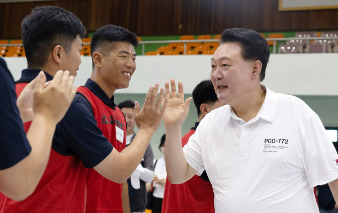 윤석열 대통령이 여름휴가 중에 진해 해군기지 찾아 해군·해병대 장병들과 체육활동을 했다. 사진은 윤 대통령(오른쪽)이 지난 7일 경남 진해기지사령부 체육관을 찾아 장병들과 하이파이브를 하는 모습. /사진=뉴스1(대통령실 제공) 