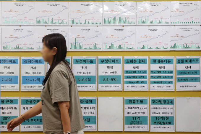 서울 아파트 매매가격과 전세가격이 치솟자 가격 상승세가 서울 비아파트 시장으로까지 번지며 부동산시장 불안을 키우고 있다. 사진은 지난 7일 서울시내 한 공인중개사무소에 붙은 전세 거래 시세. /사진=뉴시스