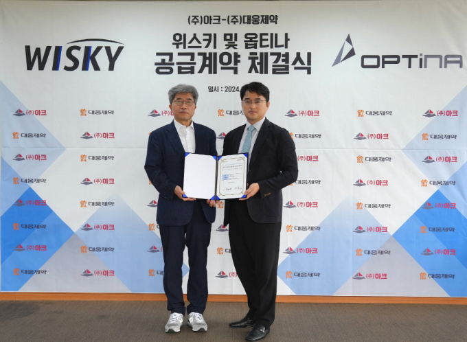 대웅제약이 아크와 위스키 및 옵티나 제네시스 국내 유통 계약을 맺었다. 사진은 이창재 대웅제약 대표(오른쪽)와 김형회 아크 대표. /사진=대웅제약