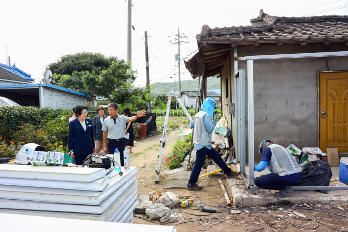 이천시 김경희 시장이 지난 8월 6일 희망하우징사업을 추진 중인 설성면 장능리 현장을 방문했다 / 사진제공=이천시