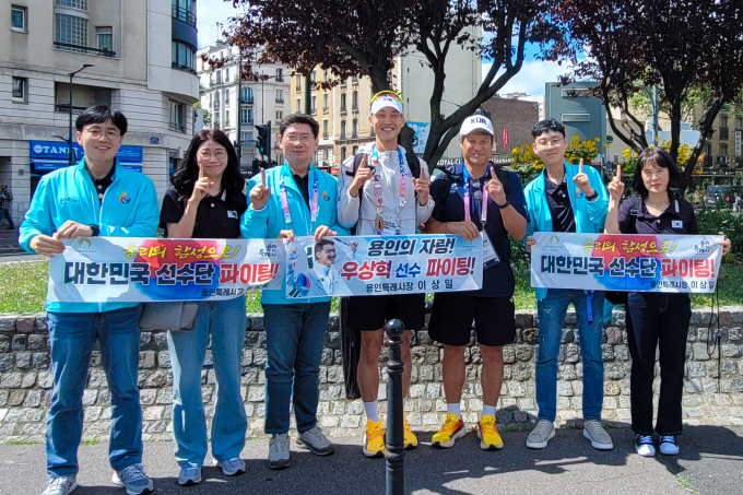 이상일 용인특례시장(왼쪽 세번째)이 파리에서 우상혁 선수(왼쪽 네번째)과 함께 기념 촬영을 하고 있다. / 사진제공=용인특례시 