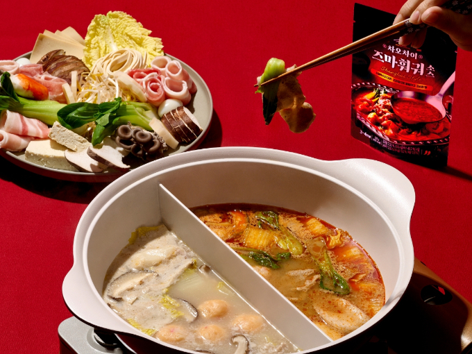 우리맛연구중심 샘표가 샤브샤브를 집에서 즐길 수 있도록 육수와 소스 제품을 소개했다. 사진은 차오차이 즈마훠궈소스를 활용한 샤브샤브 샘플. /사진=샘표