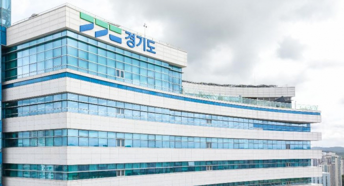 경기도가 옥외광고물에 대한 체계적 관리를 위해  '옥외광고물 사전경유제'를 확대 시행한다. 사진은 수원시 영통구의 경기도청 전경. 사진제공=경기도
