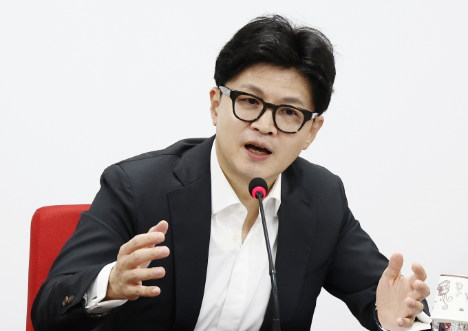 한동훈 국민의힘 대표가 에너지 취약계층 130만 가구에 전기요금 1만5000원을 추가 지원하겠다고 말했다. 사진은 한 대표가 8일 서울 여의도 중앙당사에서 열린 최고위원회의에서 발언하는 모습. /사진=뉴스1