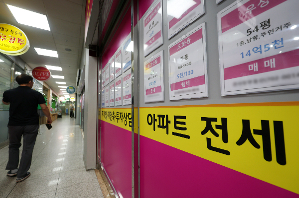 청년층 10명 중 8명은 우리 사회 불평등 중 부동산 등 부의 불평등이 심각한 수준이라고 답변했다. 사진은 지난 7일 서울 한 부동산에 전세 거래 가격표. /사진=뉴시스
