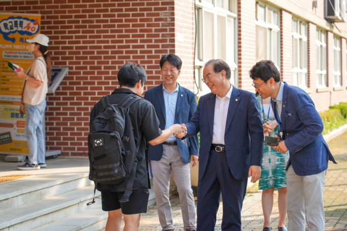 하윤수 부산교육감(오른쪽 두 번째)이 8일 중졸 검정고시장을 찾아 응시자를 격려하고 있다./사진=부산교육청