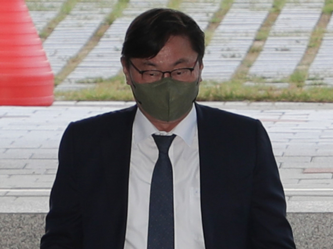 2022년 9월 경기 수원시 영통구 수원지방검찰청에 모습을 드러낸 '쌍방울그룹 뇌물 의혹'을 받고 있는 이화영 전 경기도 평화부지사. 사진제공=뉴스1
