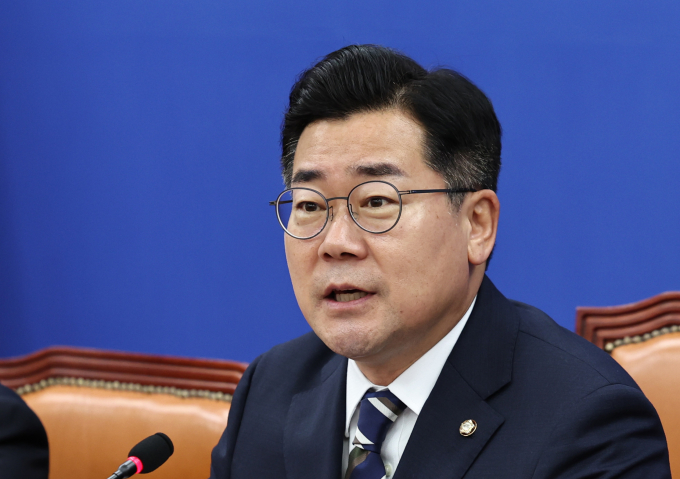박찬대 더불어민주당 원내대표가 여·야·정 협의체 구성과 관련해 "영수회담이 우선"이라고 강조했다. 사진은 박 원내대표가 8일 서울 여의도 국회에서열린 원내대표 취임 100일 기자간담회에서 모두발언 하는 모습. /사진=뉴스1