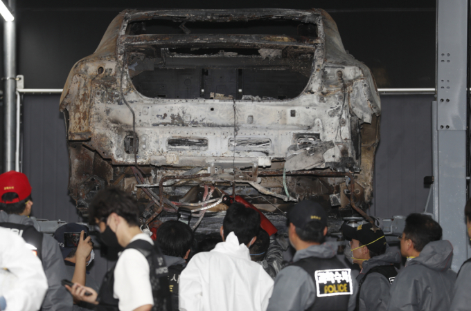8일 오전 인천 서구 당하동 자동차 공업소에서 아파트 지하주차장에서 화재가 발생한 벤츠 전기차에 대한 2차 합동감식을 실시되고 있다. 이날 합동감식에는 국립과학수사연구원, 소방, 벤츠 등 관계기관이 참여했다./사진=뉴시스
