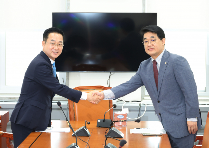 여·야가 8월 임시국회에서 구하라법과 간호법 등 미쟁점 법안 처리를 합의했다. 다만 여·야·정 협의체 구성에는 이견을 보였다. 사진은 박성준 더불어민주당 원내수석부대표(왼쪽)와 배준영 국민의힘 원내수석부대표가 8일 서울 여의도 국회에서 민생 여야정 협의체 구성 관련 회동에 앞서 악수하는 모습. /사진=뉴시스