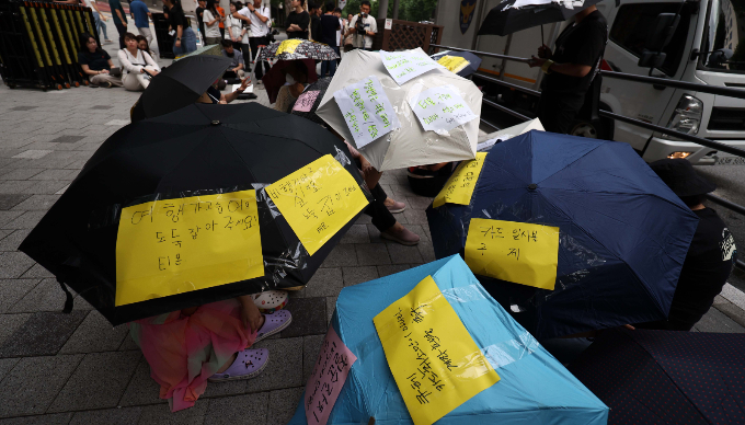 티몬·위메프 미정산 피해자들이 지난달 28일 서울 강남구 큐텐(티몬·위메프의 모기업) 본사 앞에서 환불 및 대책 마련 등을 촉구하고 있다./사진=뉴시스