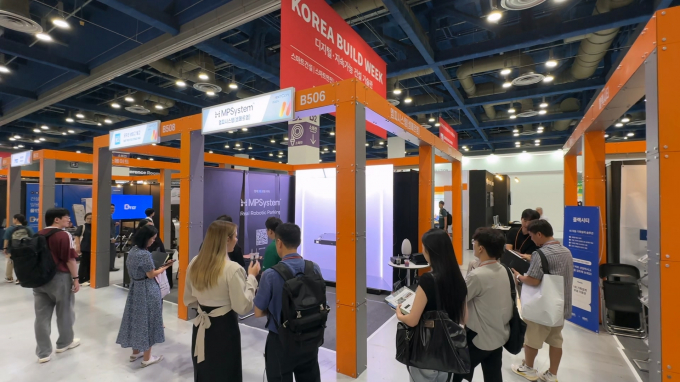 지난 3일 서울 코엑스에서 막을 내린 ‘2024 코리아빌드’에서 참관객들이 삼표그룹의 로봇주차 시스템인 ‘엠피시스템’(MPSystem) 부스를 둘러보고 있다. /사진제공=삼표그룹