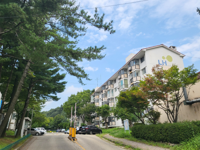 사진은 경기 안산시 단원구에 위치한 '중앙주공6단지' 아파트 입구. 안산주공6단지 재건축사업은 시행사와 시공사가 공사 도급계약서 변경안을 두고 대립하면서 8개월째 공회전하고 있다. /사진=이화랑 기자