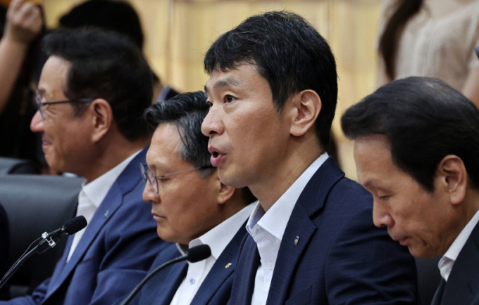 이복현 금융감독원장이 주식 폭락 사태와 관련해 면밀히 모니터링 하고 있다고 밝혔다. 이복현 금감원장이 8일 서울 영등포구 여의도동 금융투자협회에서 진행된 금융감독원-자산운용사 최고경영자(CEO) 간담회에 참석, 발언하고 있다./사진=임한별(머니S)