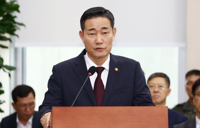 신원식 국방부 장관이 국군정보사령부(정보사)에서 근무 중이던 군무원이 블랙요원들의 정보를 유출해 발생한 업무 공백에 대해 대부분 정상화됐다고 전했다. 사진은 신 장관이 8일 서울 여의도 국회에서 열린 국방위원회 전체회의에서 인사말을 하는 모습. /사진=뉴스1