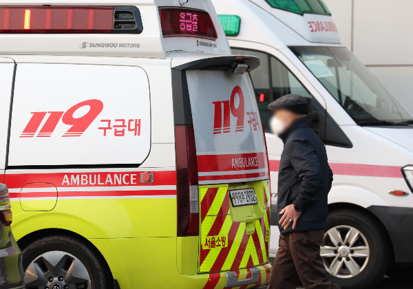 깔림 사고를 당한 60대 남성이 1시간가량 병원으로 이송되지 못해 사망했다. 사진은 대기중인 서울시내 한 대학병원의 119 구급차의 모습으로 기사 내용과 무관함. /사진=뉴시스